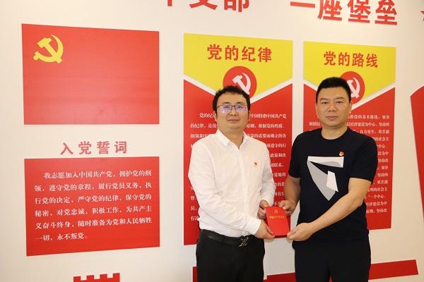 支部書(shū)記陽(yáng)為同志為兩名預(yù)備黨員發(fā)放《中國(guó)共產(chǎn)黨章程》.jpg
