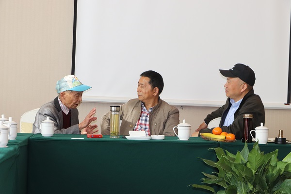 領導關心詢問退休老同志身體及生活情況1.jpg