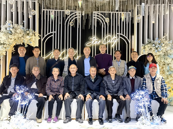 董事長(zhǎng)仲應(yīng)貴帶隊(duì)前往南充片區(qū)慰問(wèn)退休老同志.jpg